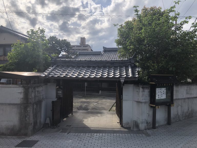 真願寺山門
